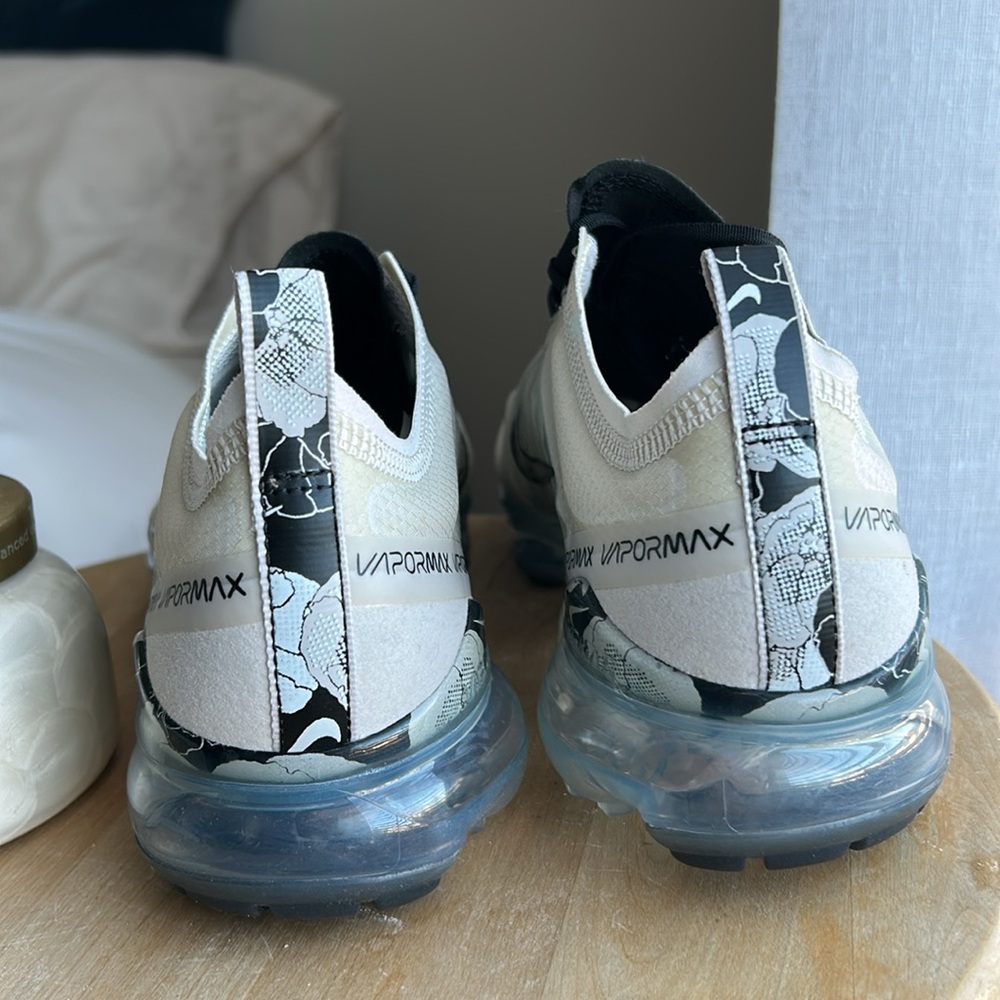 Nike Air VaporMax Running Shoes - Picture 10 of 17